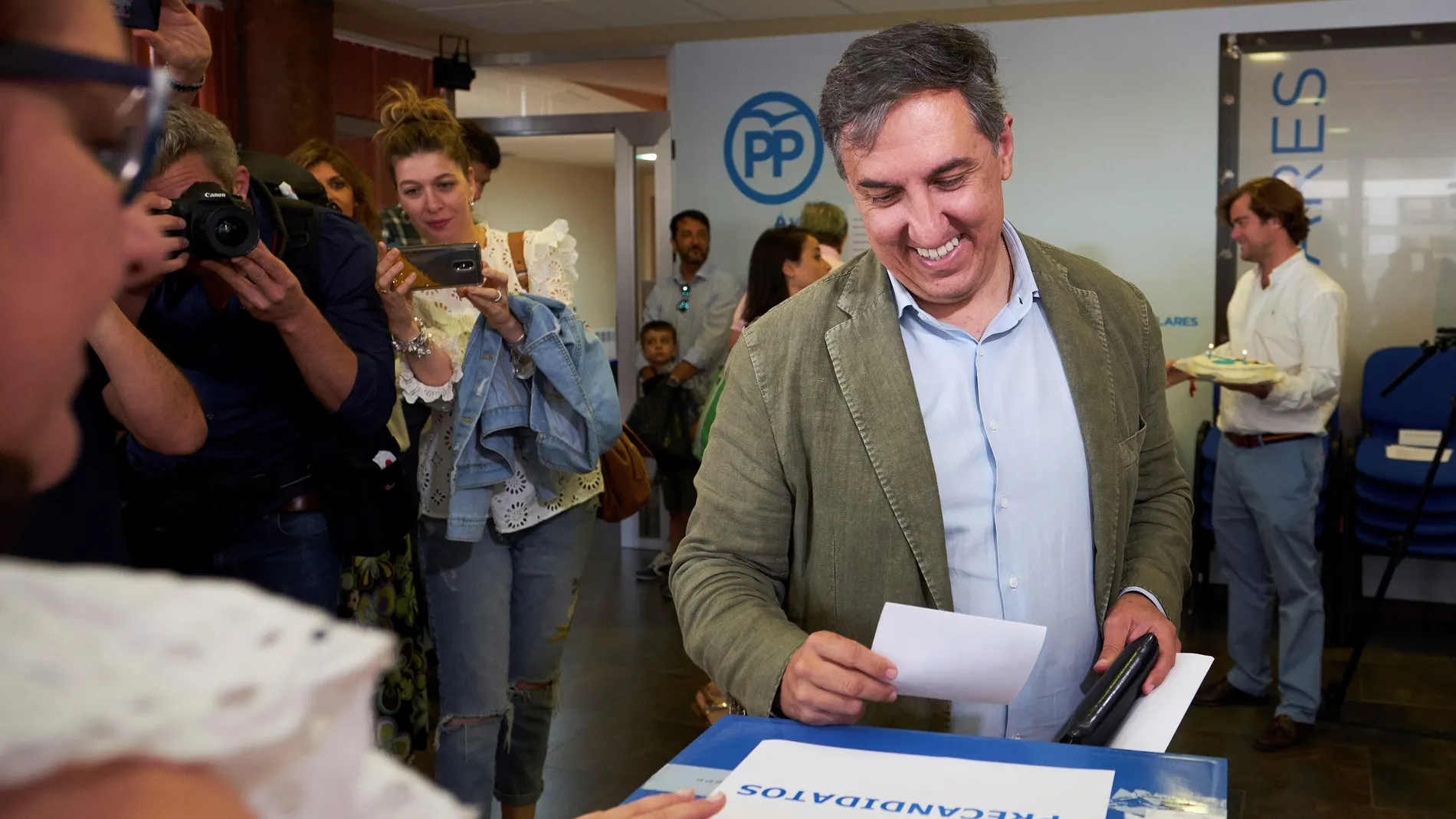 José Ramón García-Hernández vota en las primarias del PP