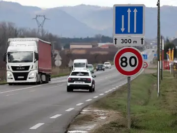 Límite de velocidad de 80km/h. Límite de velocidad de 80km/h.