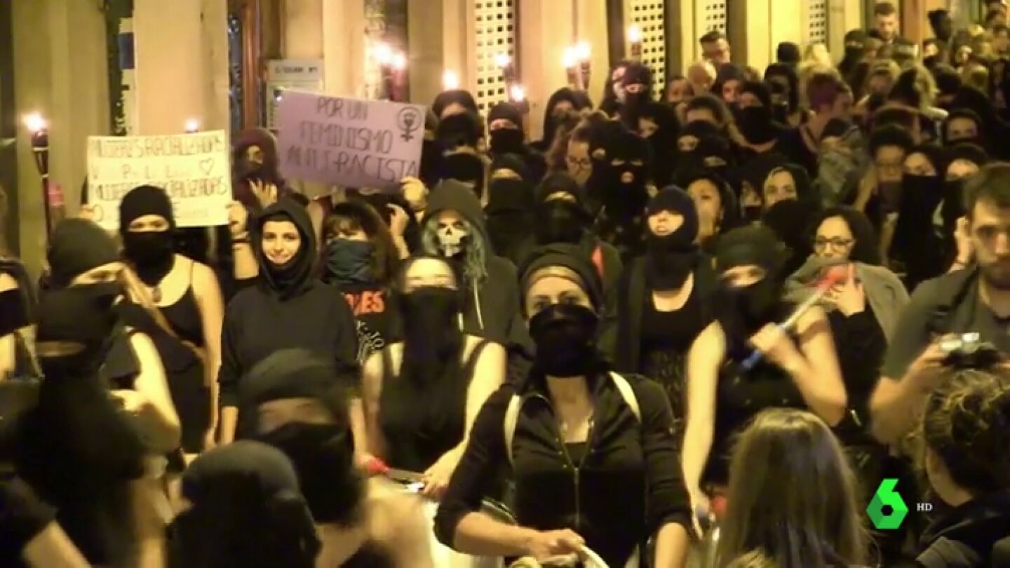 De negro, encapuchadas y con antorchas: las mujeres, en pie contra las agresiones machistas en Sanfermines