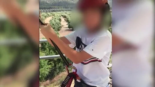 Un monitor atemoriza a un niño antes de lanzarse en tirolina Un monitor atemoriza a un niño antes de lanzarse en tirolina