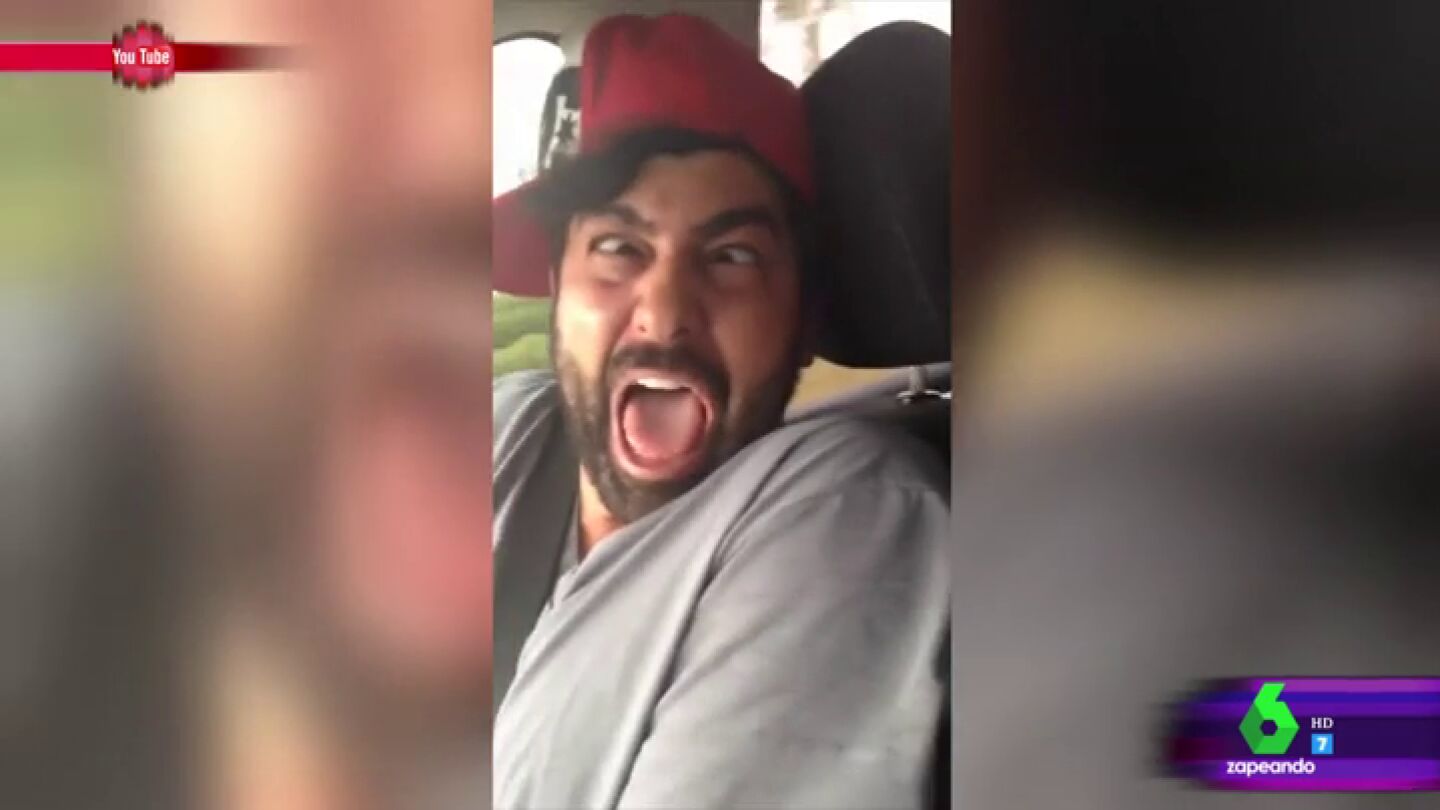 Un padre imita el berrinche de su hijo