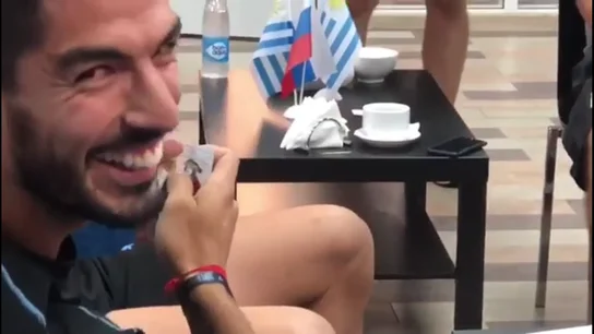 Luis Suárez se divierte en la concentración de Uruguay Luis Suárez se divierte en la concentración de Uruguay