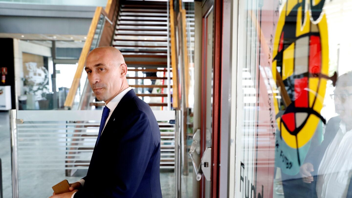 Luis Rubiales, a su llegada a la reuni&oacute;n entre Barcelona y Sevilla