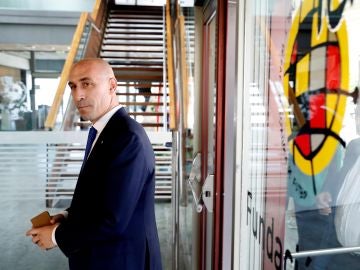 Luis Rubiales, a su llegada a la reunión entre Barcelona y Sevilla Luis Rubiales, a su llegada a la reunión entre Barcelona y Sevilla