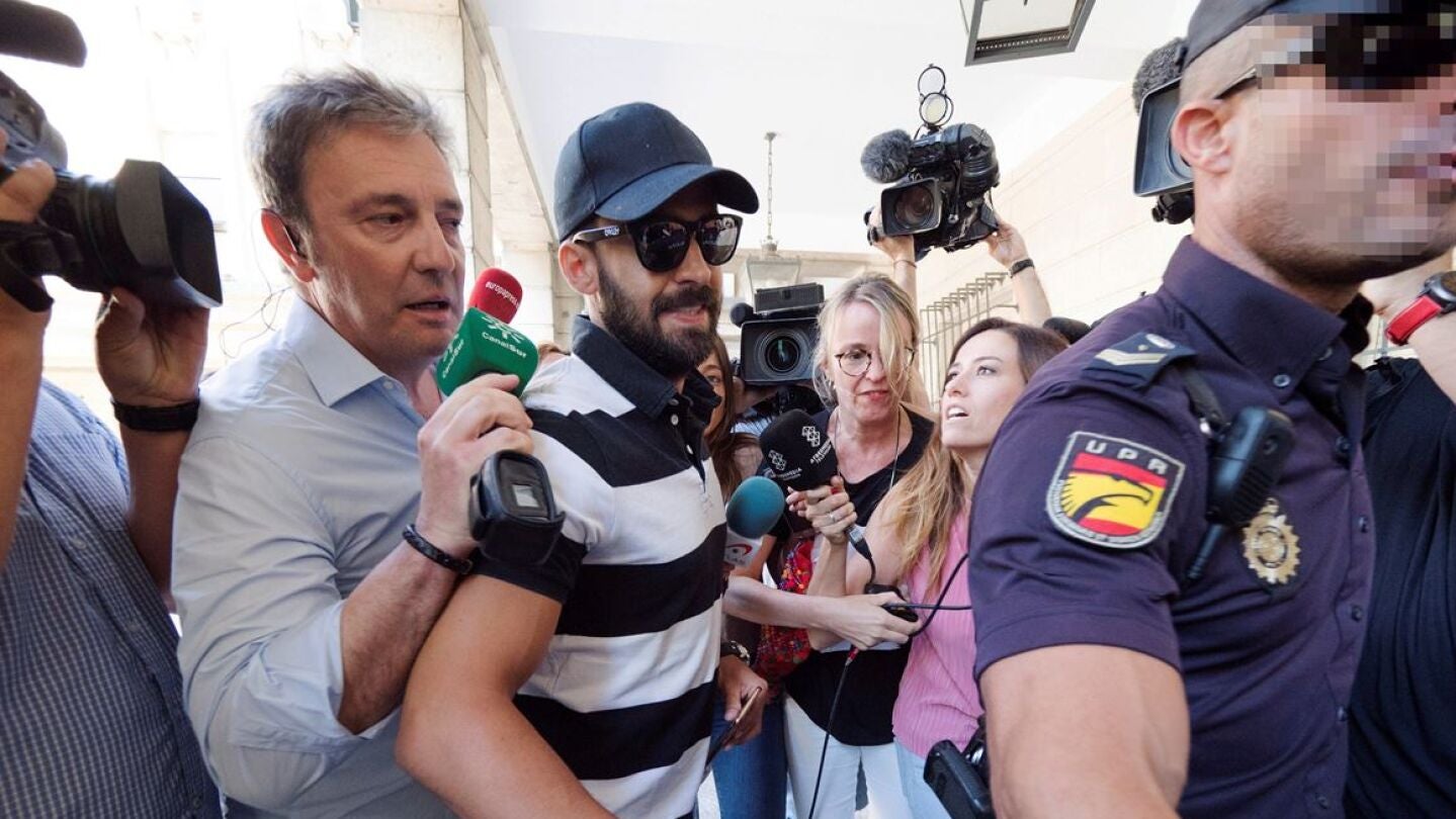 Guerrero, abogado de 'La Manada', a su llegada al juzgado de Sevilla