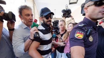 Guerrero, abogado de 'La Manada', a su llegada al juzgado de Sevilla