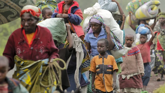 Algunos residentes de Kimbumba escapan de la violencia de su ciudad, en la República Democrática del Congo. Algunos residentes de Kimbumba escapan de la violencia de su ciudad, en la República Democrática del Congo.