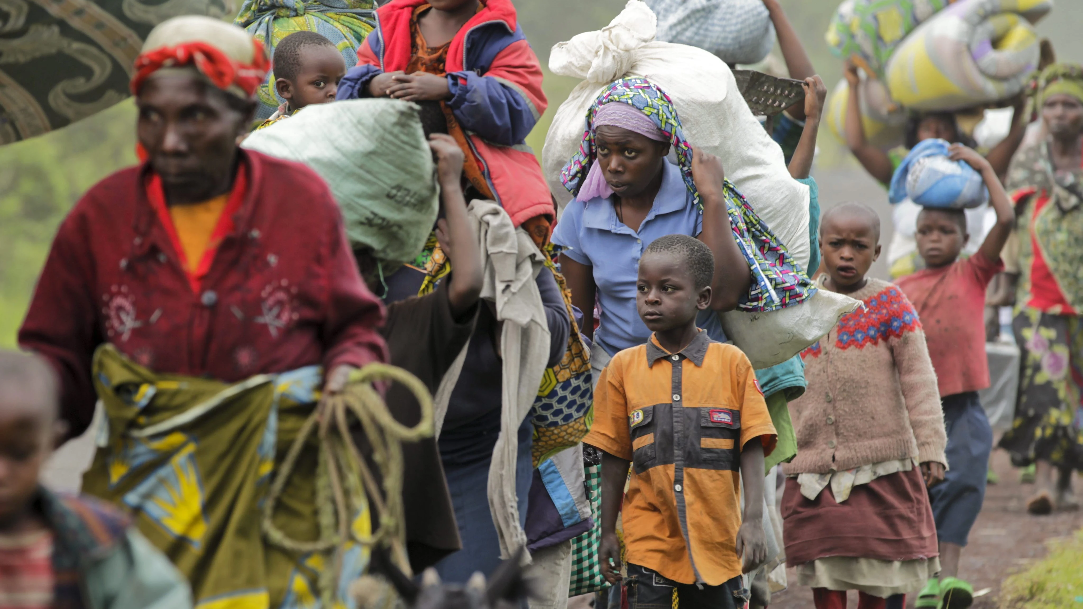 Algunos residentes de Kimbumba escapan de la violencia de su ciudad, en la República Democrática del Congo.