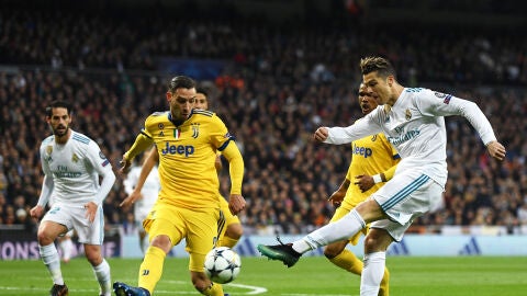 Cristiano Ronaldo dispara a puerta en un partido contra la Juventus