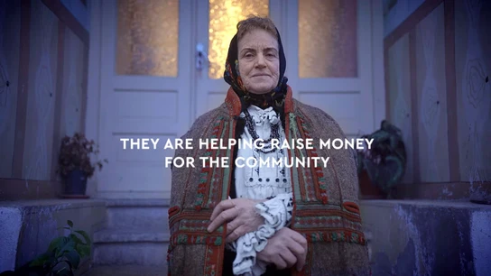 Una mujer rumana con el traje tradicional de Bihor Una mujer rumana con el traje tradicional de Bihor