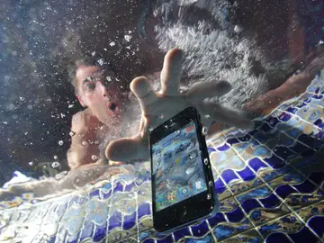 Móvil al agua Móvil al agua