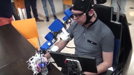 Silla de ruedas con exoesqueleto integrado