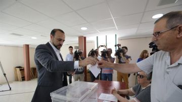 Elio Cabanes votando en las primarias del PP