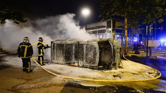 Once personas detenidas por participar en los disturbios tras la muerte de una joven delicuente en Nantes. Once personas detenidas por participar en los disturbios tras la muerte de una joven delicuente en Nantes.