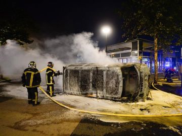 Once personas detenidas por participar en los disturbios tras la muerte de una joven delicuente en Nantes. Once personas detenidas por participar en los disturbios tras la muerte de una joven delicuente en Nantes.