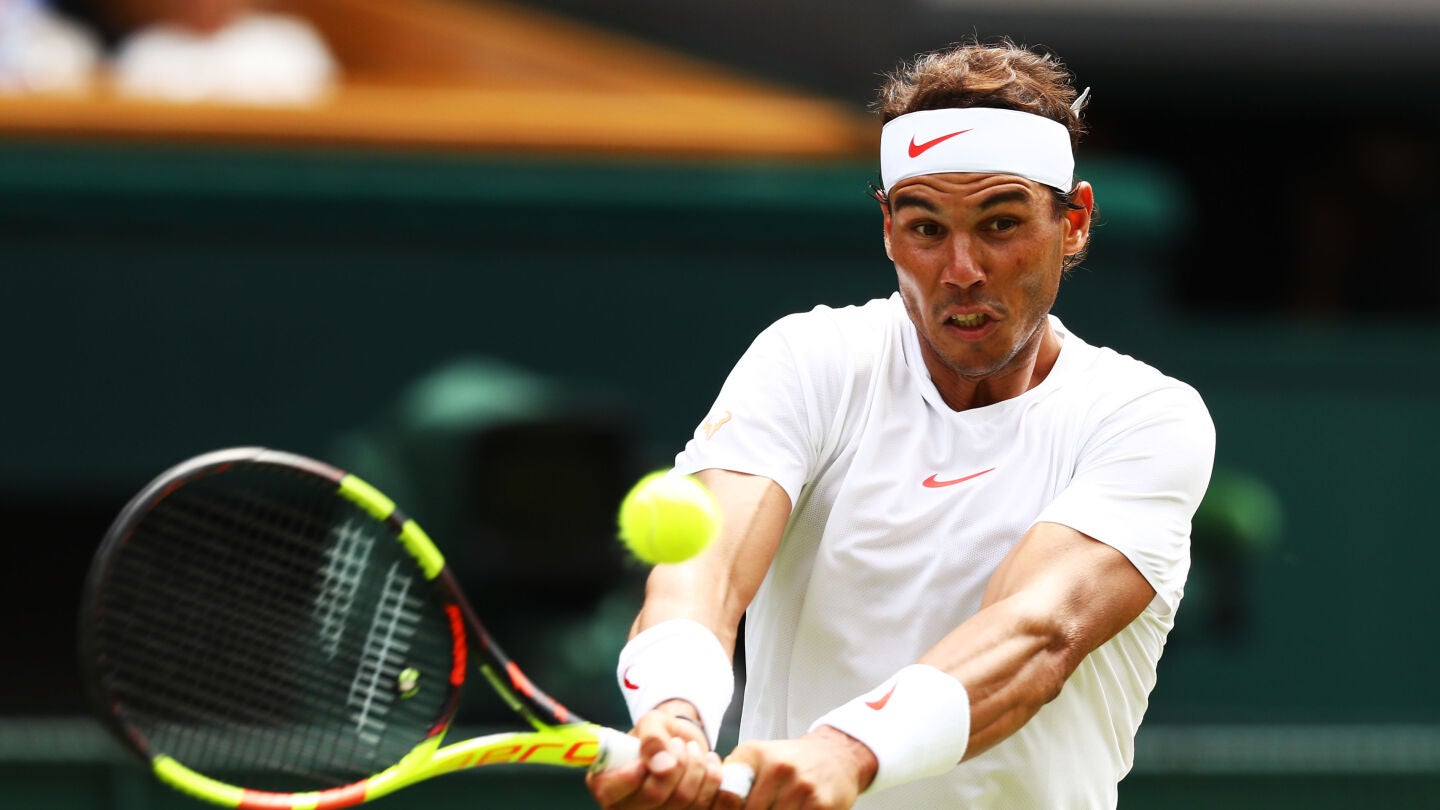 Rafa Nadal devuelve la bola en su partido