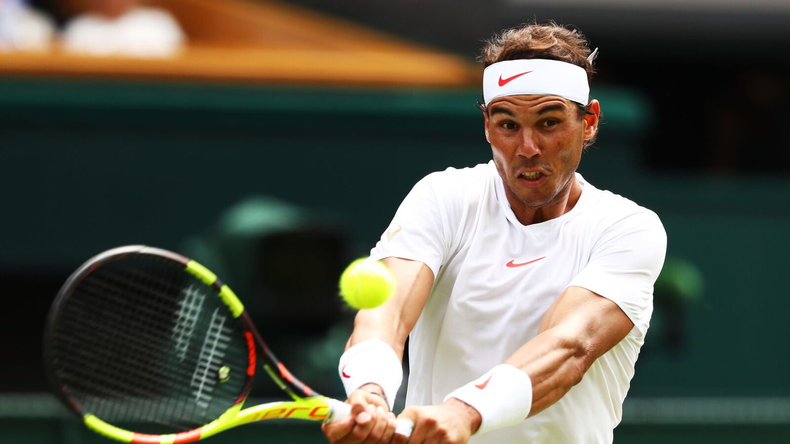 Rafa Nadal devuelve la bola en su partido