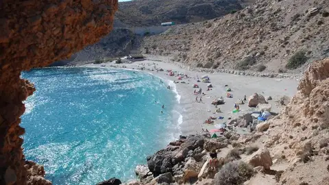 Playa de La Rijana, Granada Las mejores playas con agua cristalina para practicar snorkel en España