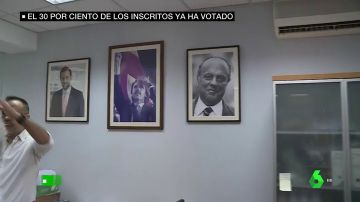 Los cuadros de Rajoy, Aznar y Fraga en una sede del PP