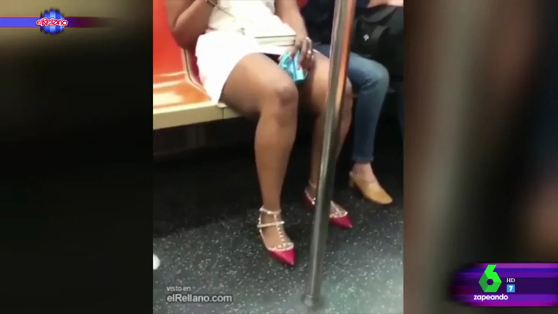 Una chica usa un ventilador en el metro