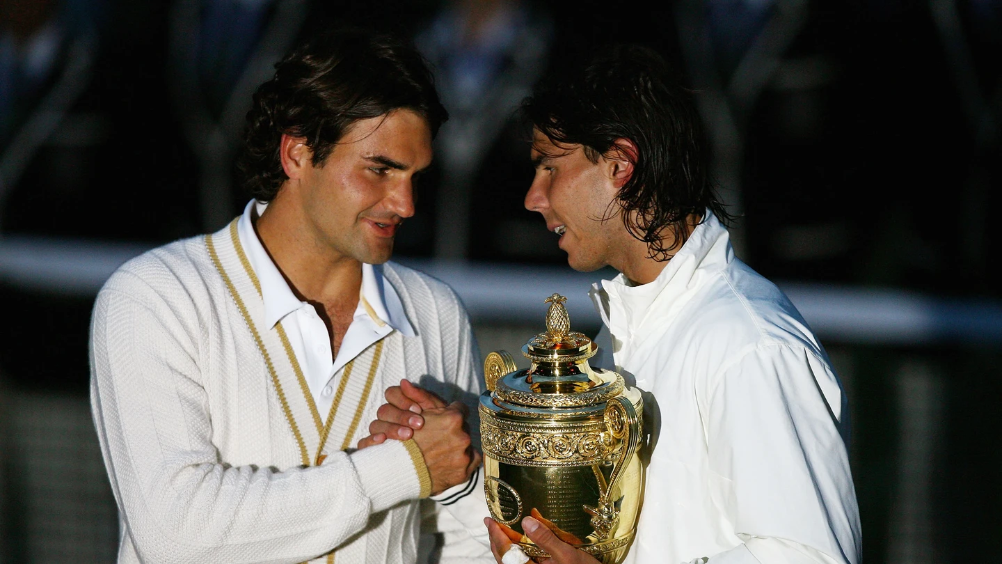 Federer felicita a Nadal tras su victoria en Wimbledon 2008 Federer felicita a Nadal tras su victoria en Wimbledon 2008