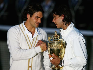 Federer felicita a Nadal tras su victoria en Wimbledon 2008 Federer felicita a Nadal tras su victoria en Wimbledon 2008