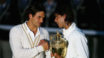 Federer felicita a Nadal tras su victoria en Wimbledon 2008