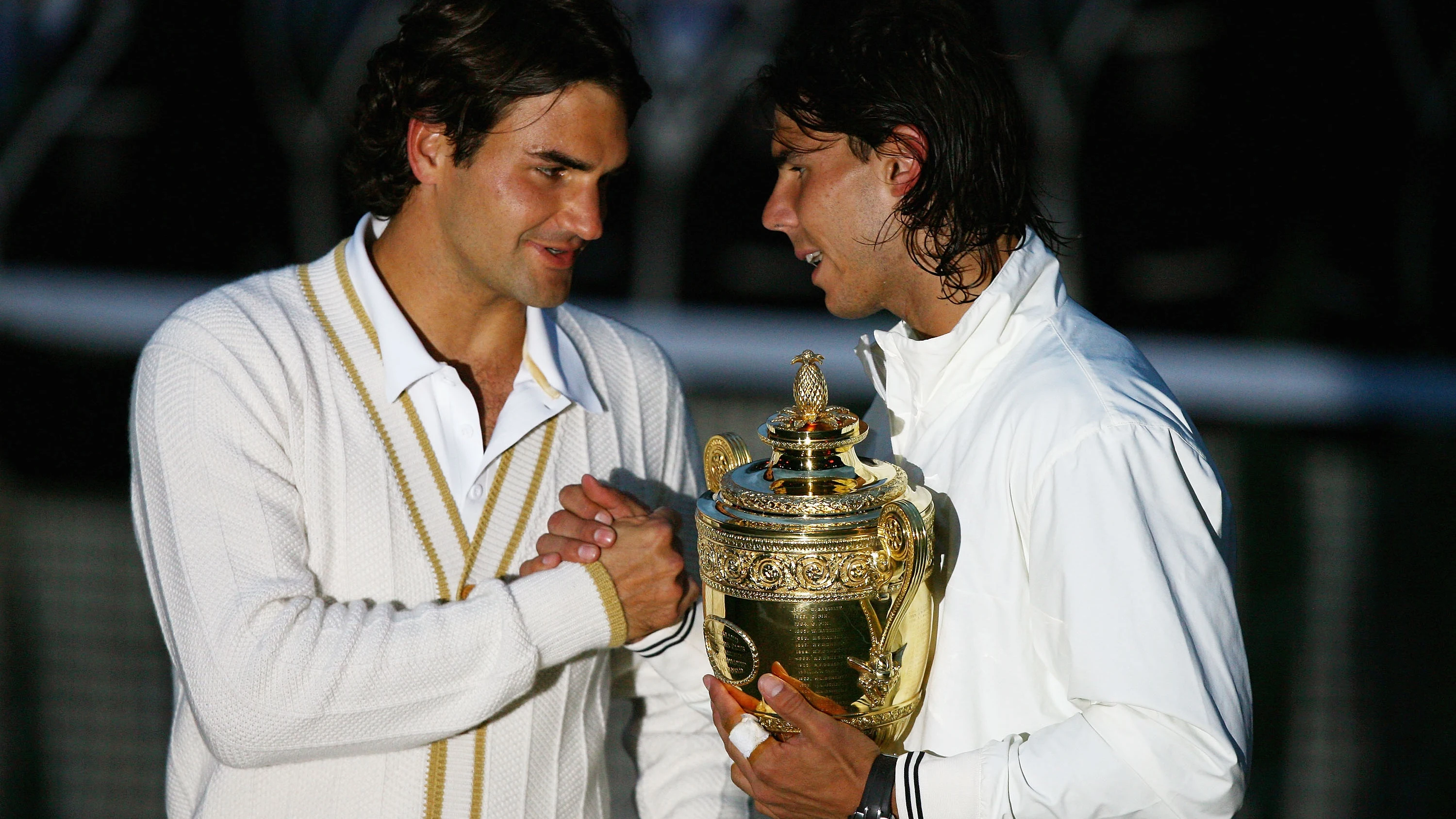 Federer felicita a Nadal tras su victoria en Wimbledon 2008