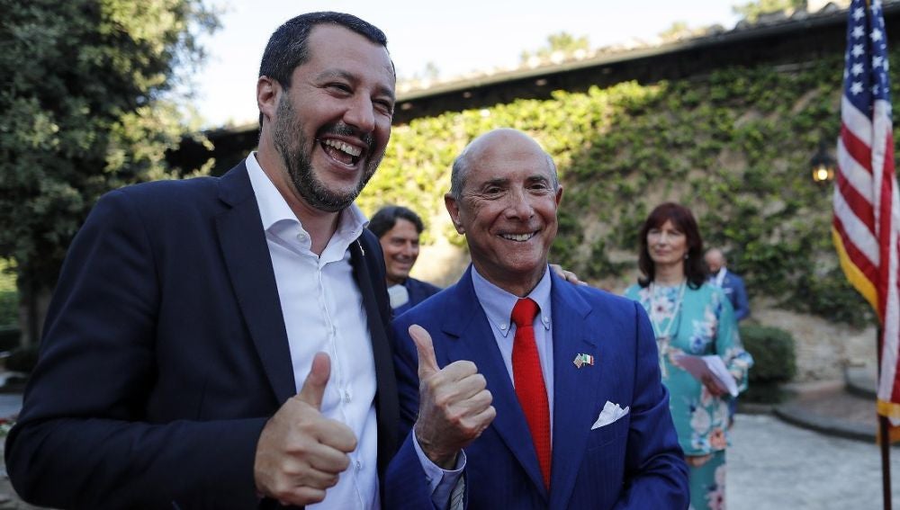  El ministro de Interior de Italia, Matteo Salvini (i), y el embajador de los Estados Unidos en Italia, Lewis Eisenberg 