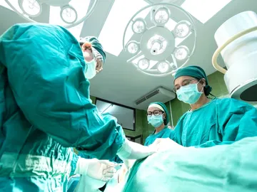 La mujer tuvo que ser intervenida en el quirófano. La mujer tuvo que ser intervenida en el quirófano.