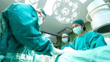 Médicos trabajando en un quirófano