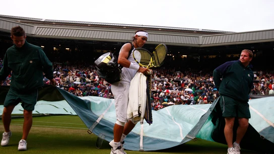 Nadal se retira de la pista por la lluvia en la final de Wimbledon 2008 Nadal se retira de la pista por la lluvia en la final de Wimbledon 2008