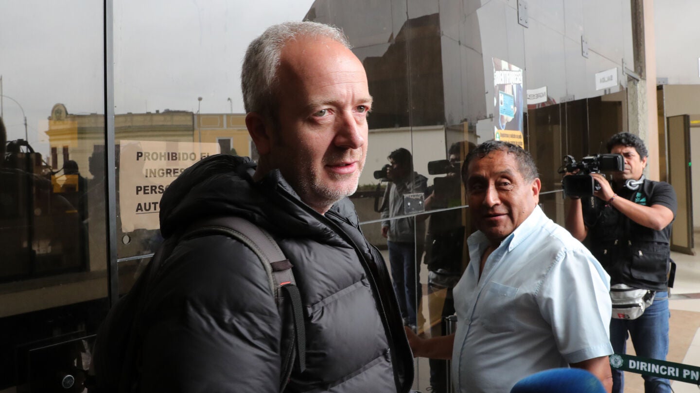 Alberto Aguilar, padre de la joven espa&ntilde;ola Patricia Aguilar, en los exteriores de la sede de la divisi&oacute;n policial de Trata de Personas, en Lima