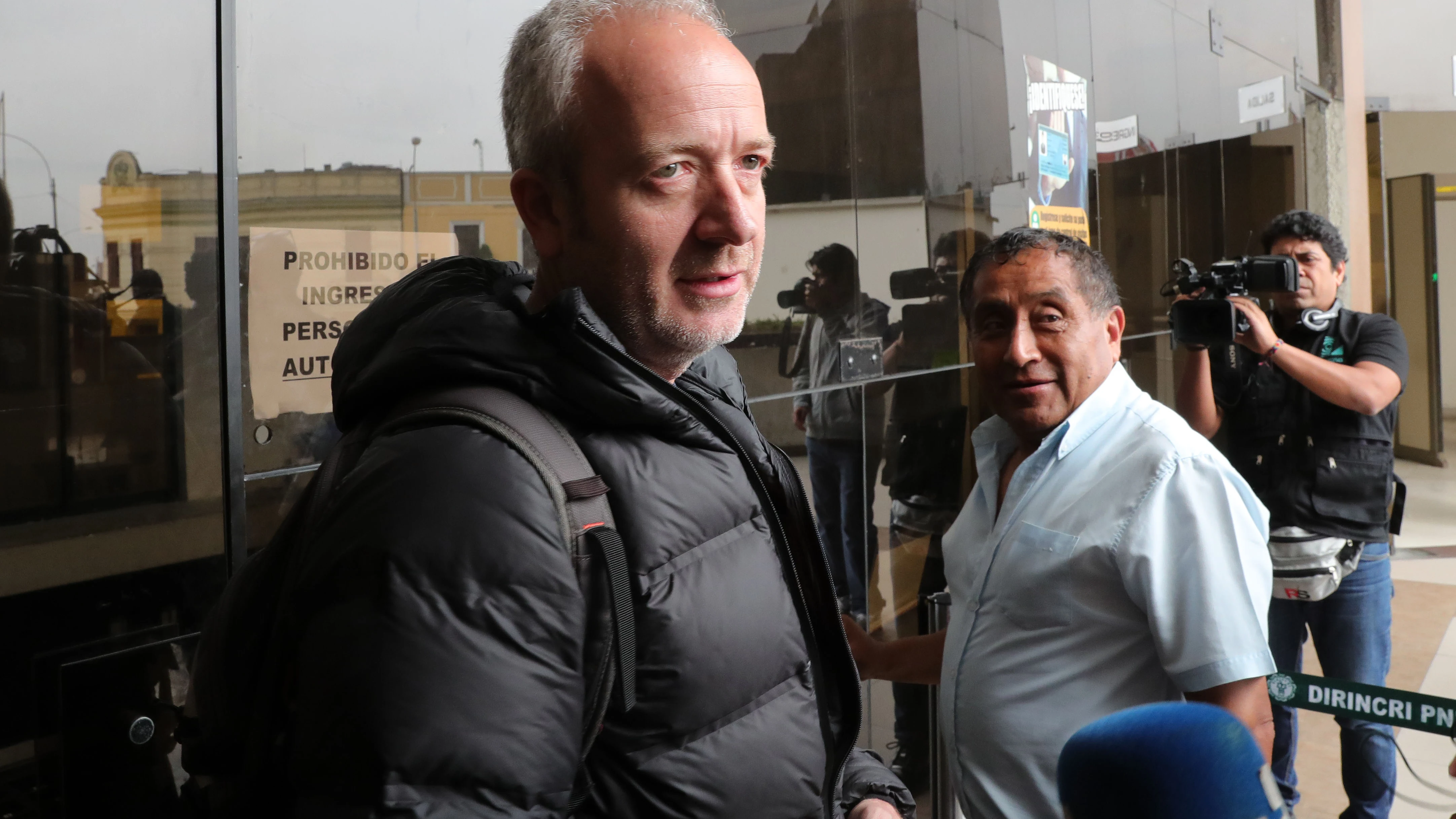 Alberto Aguilar, padre de la joven española Patricia Aguilar, en los exteriores de la sede de la división policial de Trata de Personas, en Lima