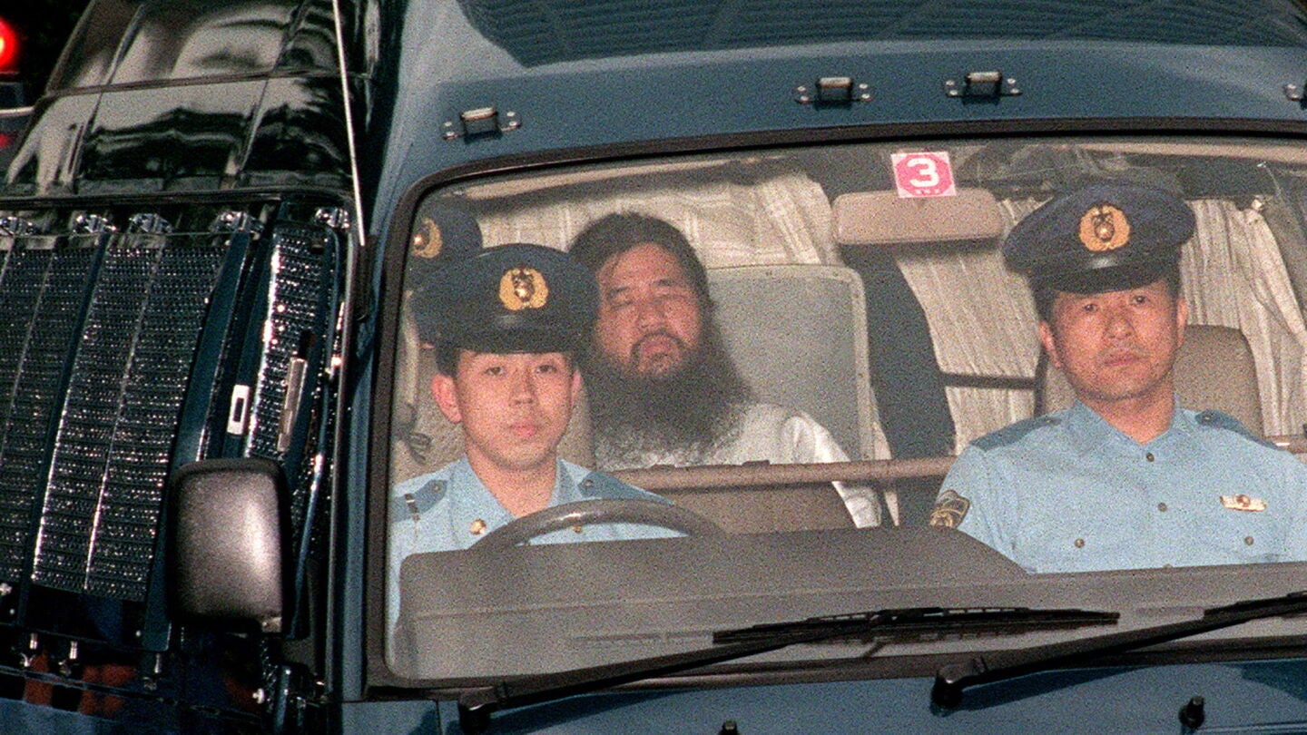 Imagen de archivo de Shoko Asahara siendo trasladado al Departamento de Polic&iacute;a Metropolitana de Tokio en 1995
