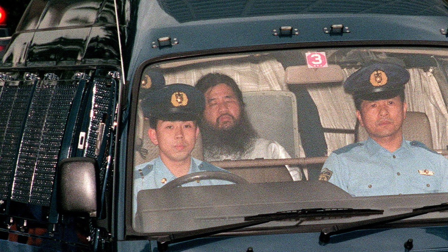 Imagen de archivo de Shoko Asahara siendo trasladado al Departamento de Policía Metropolitana de Tokio en 1995 Imagen de archivo de Shoko Asahara siendo trasladado al Departamento de Policía Metropolitana de Tokio en 1995