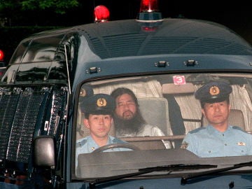 Imagen de archivo de Shoko Asahara siendo trasladado al Departamento de Policía Metropolitana de Tokio en 1995 Imagen de archivo de Shoko Asahara siendo trasladado al Departamento de Policía Metropolitana de Tokio en 1995