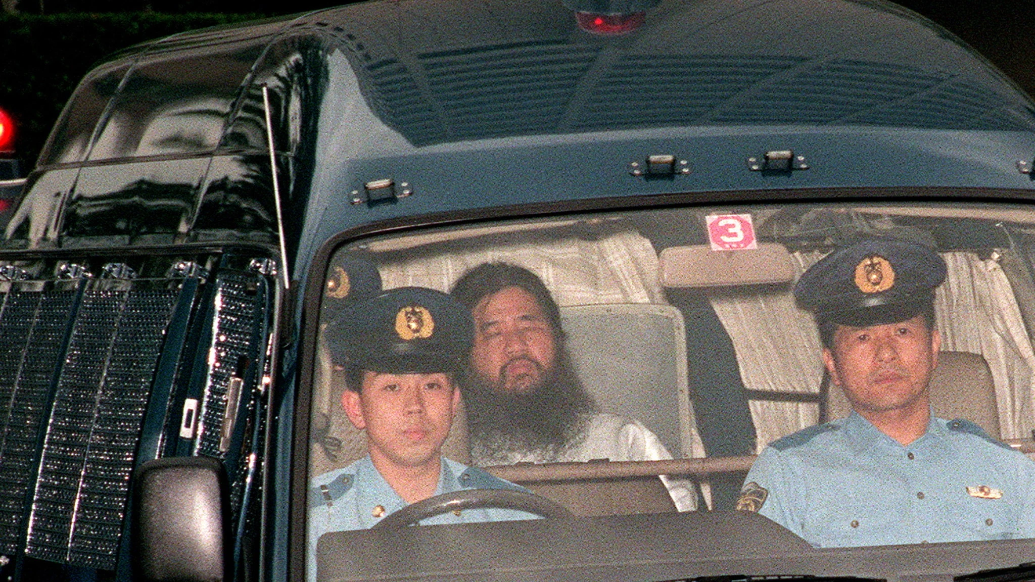 Imagen de archivo de Shoko Asahara siendo trasladado al Departamento de Policía Metropolitana de Tokio en 1995