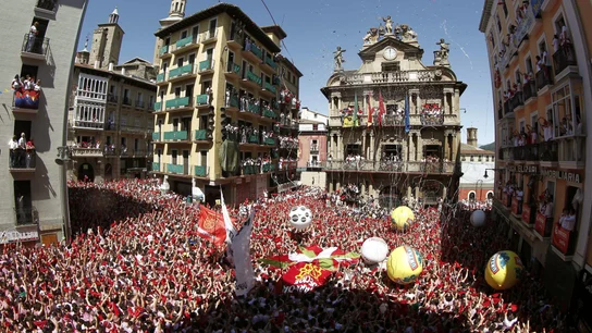 Chupinazo en la plaza del Ayuntamiento de Pamplona Chupinazo en la plaza del Ayuntamiento de Pamplona