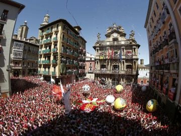 Chupinazo en la plaza del Ayuntamiento de Pamplona Chupinazo en la plaza del Ayuntamiento de Pamplona