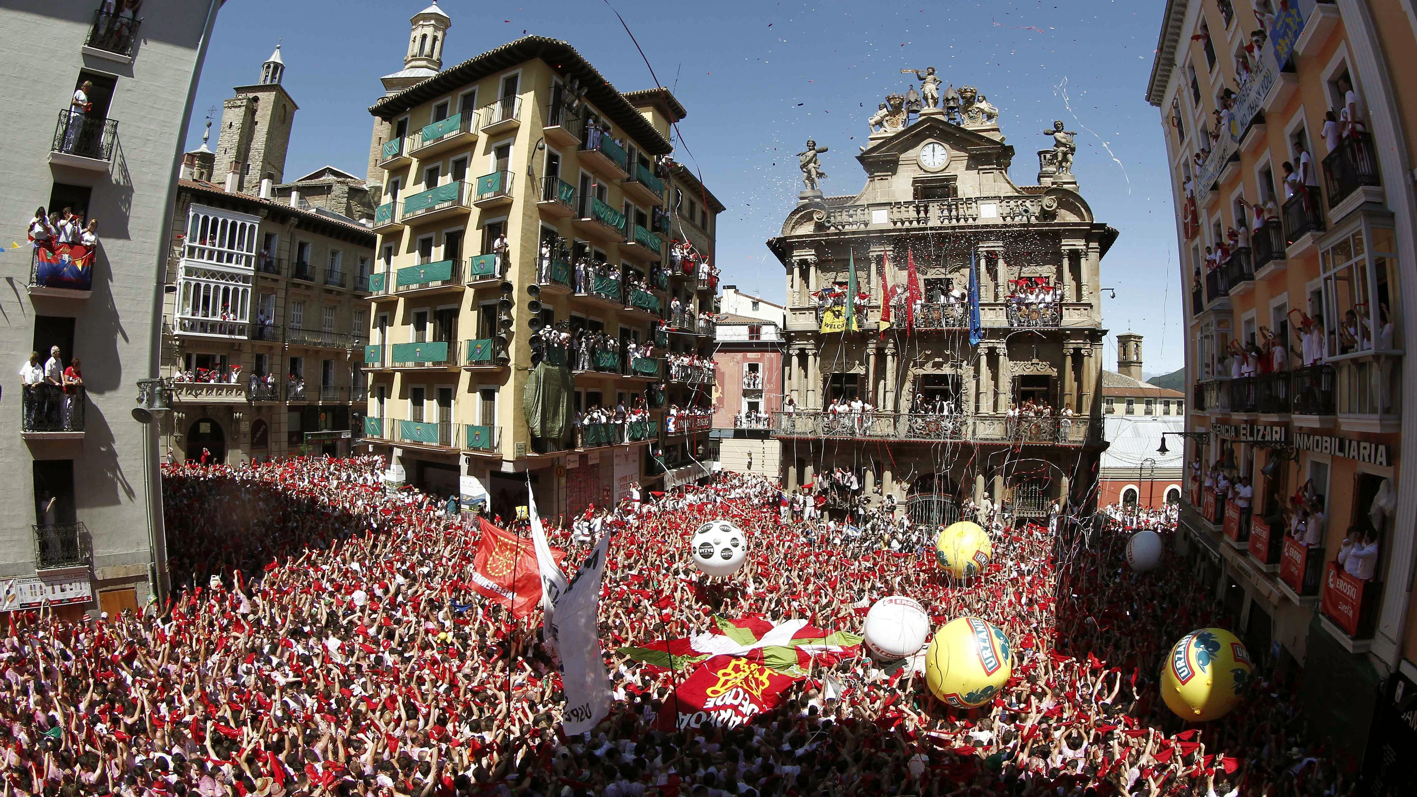 Chupinazo en la plaza del Ayuntamiento de Pamplona