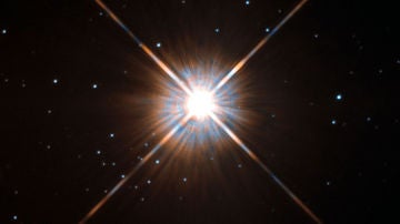 Secuencia de la superfulguración según las imágenes del telescopio Evryscope. En el momento máximo del fenómeno, Próxima Centauri aumenta unas setenta veces su brillo y puede ser visible a simple vista en lugares oscuros.