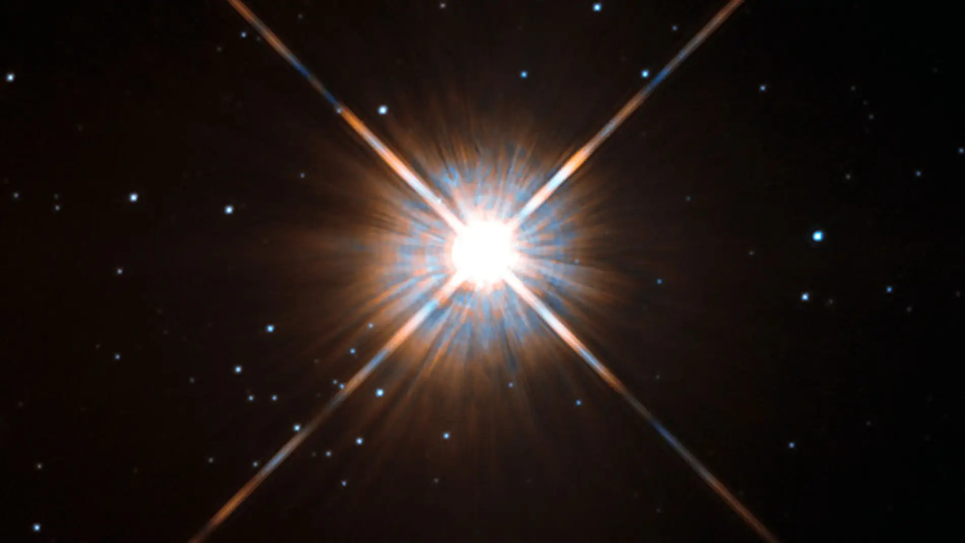 Secuencia de la superfulguración según las imágenes del telescopio Evryscope. En el momento máximo del fenómeno, Próxima Centauri aumenta unas setenta veces su brillo y puede ser visible a simple vista en lugares oscuros.