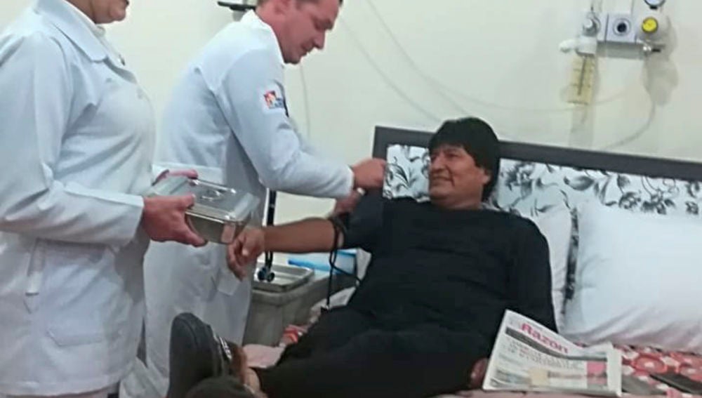 El presidente de Bolivia, Evo Morales, en una revisión médica en una clínica en La Paz, Bolivia