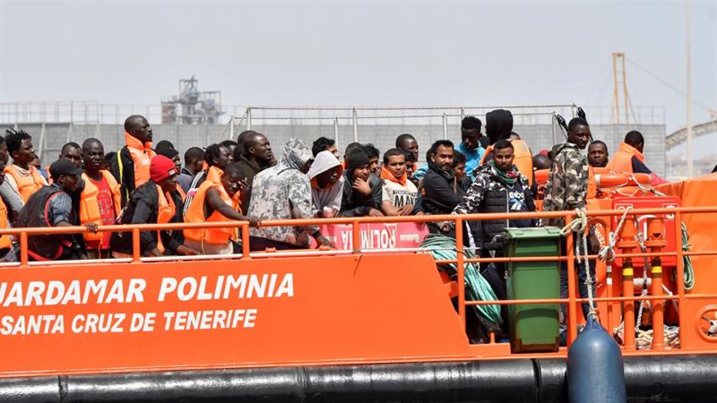 Llegada al puerto de Almer&iacute;a de algunas de las personas rescatadas en el mar de Albor&aacute;n
