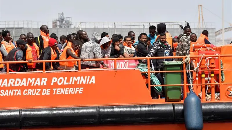 Llegada al puerto de Almería de algunas de las personas rescatadas en el mar de Alborán