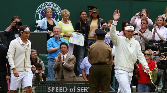 Nadal y Federer entran en la pista central de Wimbledon antes de su final en 2008 Nadal y Federer entran en la pista central de Wimbledon antes de su final en 2008