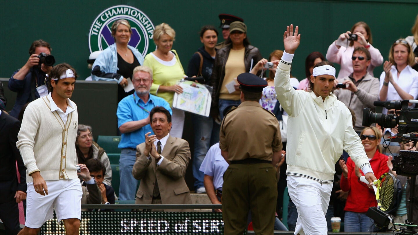 Nadal y Federer entran en la pista central de Wimbledon antes de su final en 2008