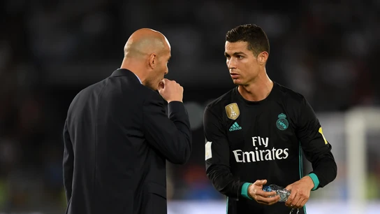 Cristiano Ronaldo habla con Zidane durante un partido del Real Madrid Cristiano Ronaldo habla con Zidane durante un partido del Real Madrid