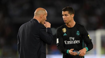 Cristiano Ronaldo habla con Zidane durante un partido del Real Madrid
